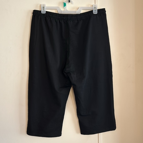 #104 Design in Italy Capris w Draw String Waistband - Picture 4 of 7